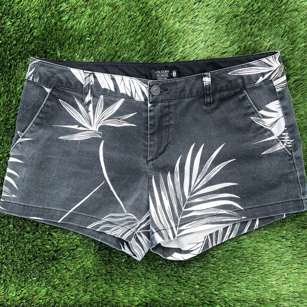 🔥Volcolm Women's Frochickie Shorts size 7 B&W Tropical Palm Leaf Print 🌺 🛹